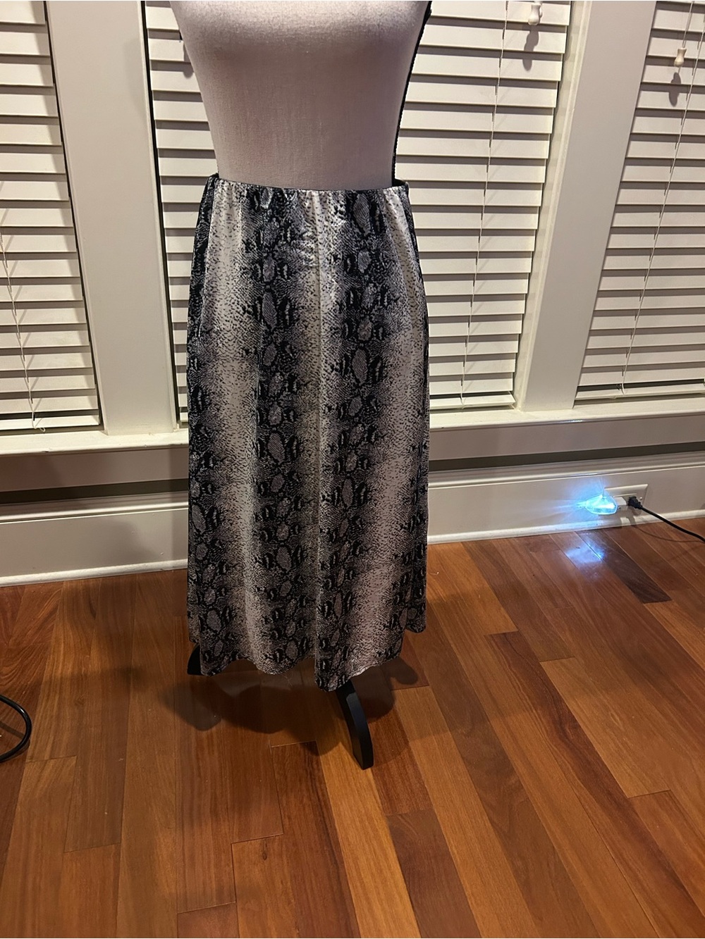 DKNY Black & Gray Silky Pull-On Snakeskin-Print Midi Skirt size S NWT